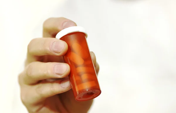 Γιατρός, κρατώντας το μπουκάλι χάπια συνταγών — Φωτογραφία Αρχείου