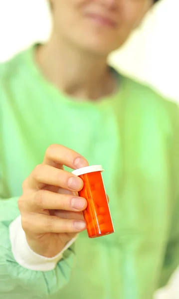 Доктор тримає пляшку рецептурних таблеток — стокове фото