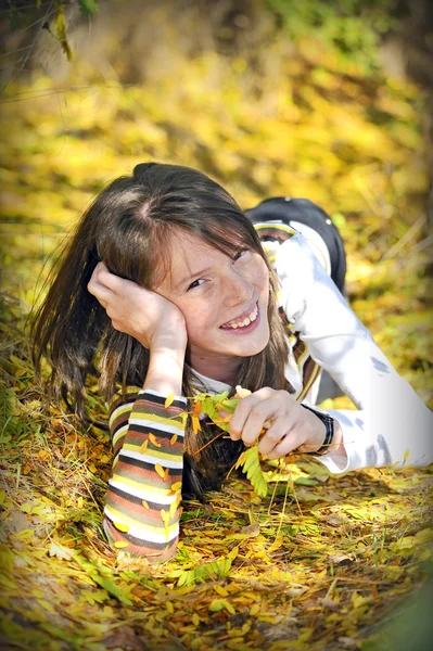 Πορτρέτο ενός χαμογελαστού κοριτσιού — Φωτογραφία Αρχείου