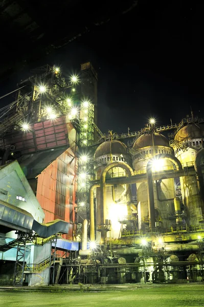 Сталеплавильный завод ночью — стоковое фото