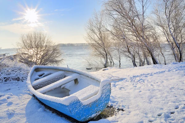 Barco azul no rio Danúbio — Fotografia de Stock