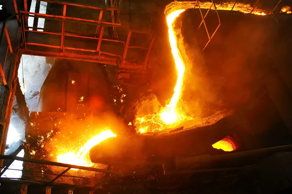 Wylewanie roztopionej stali w urządzenia transportu — Zdjęcie stockowe