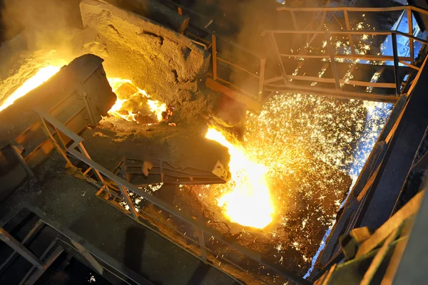 Gießen von geschmolzenem Stahl in Transportgerät — Stockfoto