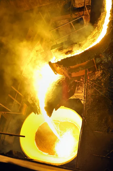 Pouring molten steel in transportation device — Stock Photo, Image