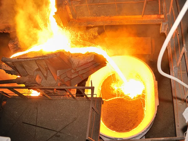 Gieten van gesmolten staal in vervoer apparaat — Stockfoto