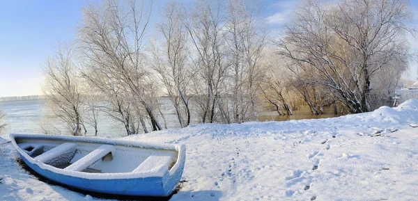 Barco azul no rio Danúbio — Fotografia de Stock