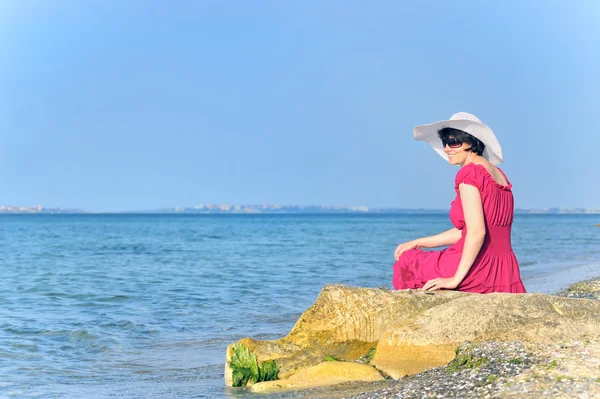 Retrato de bela fêmea em vestido vermelho na praia — Fotografia de Stock