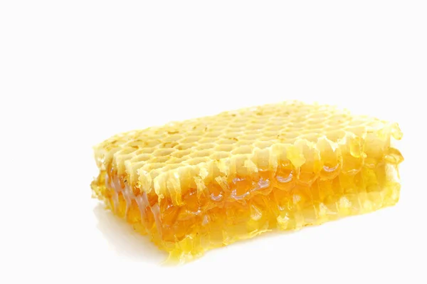 Favo de mel isolado em branco — Fotografia de Stock