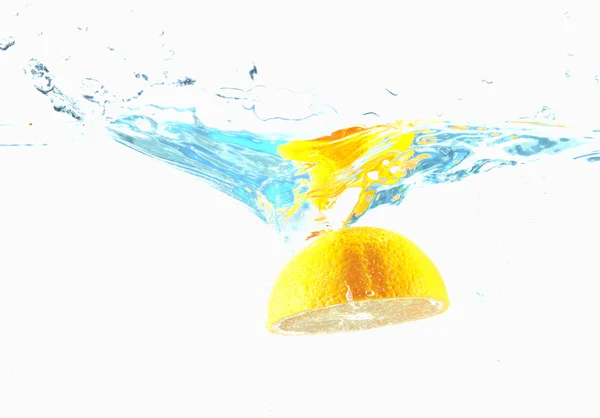 Orange im strömenden Wasser — Stockfoto
