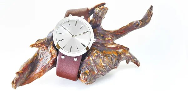O relógio de braço com a pulseira de couro em madeira — Fotografia de Stock