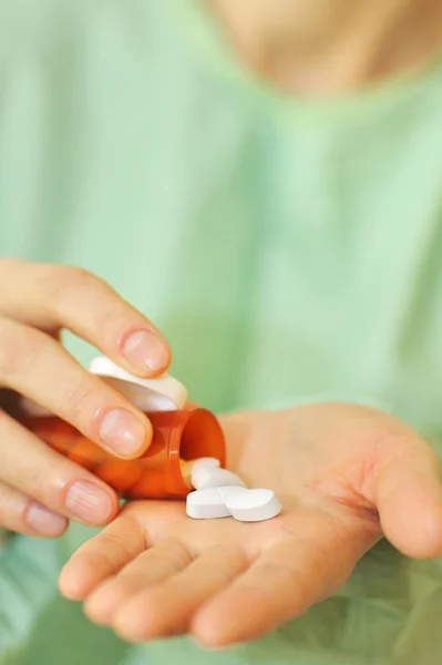 Dottore in possesso di bottiglia di pillole di prescrizione — Foto Stock
