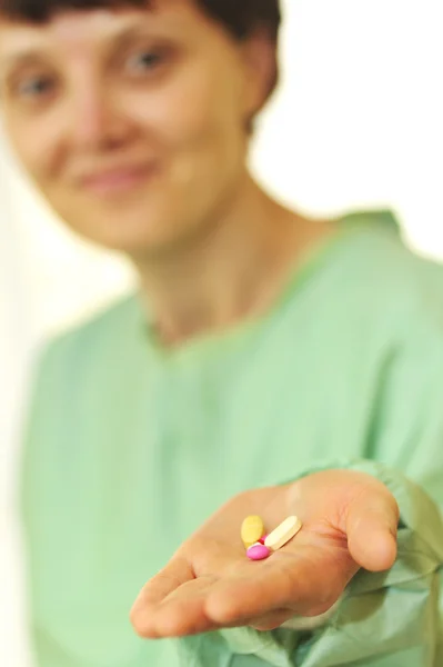 Γυναίκα να κατέχει χάπια σε ένα χέρι — Φωτογραφία Αρχείου