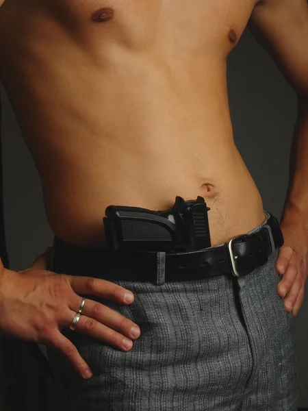 Modelo de torso con pistola en un negro — Foto de Stock
