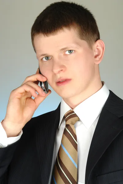 Podnikatel s portrétem mobilních telefonů — Stock fotografie