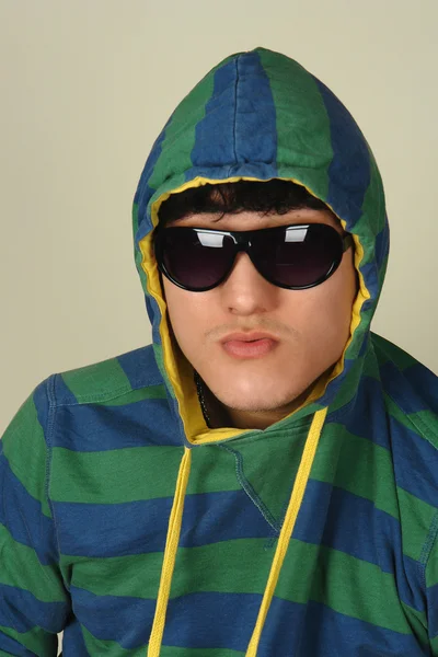 Azjatycki człowiek młody rap w okulary — Zdjęcie stockowe