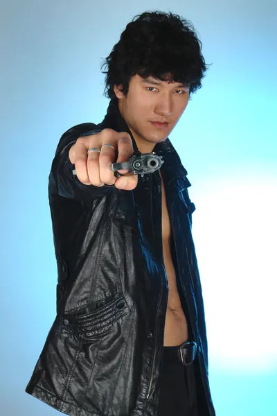 Ázsiai férfi portré fegyvert — Stock Fotó