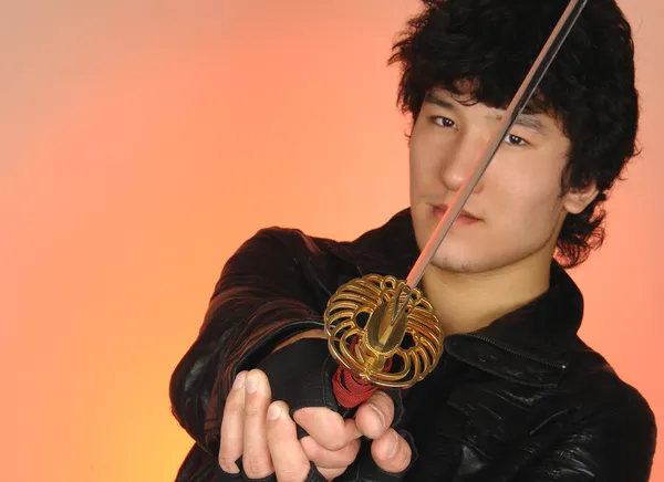 Asiatischer Mann mit Schwert — Stockfoto