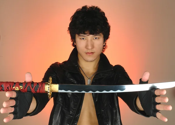 Азиатский человек с мечом катаны — стоковое фото