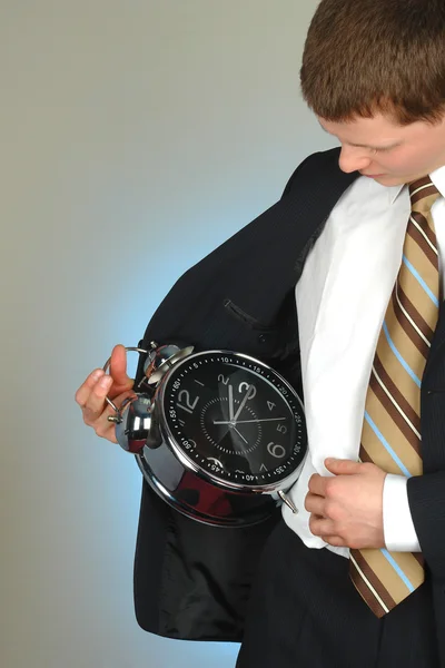 Молодой бизнесмен смотрит на часы — стоковое фото