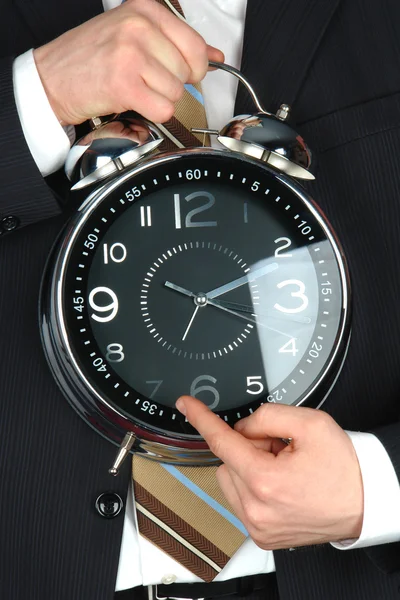 Empresário segurando relógio grande — Fotografia de Stock