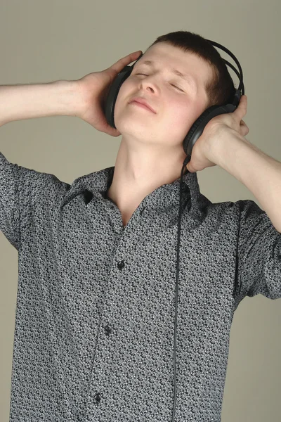 Jonge man een muziek luisteren — Stockfoto