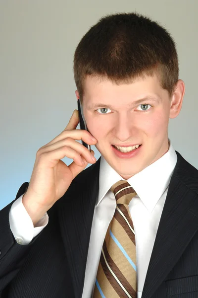 Boos zakenman met mobiele telefoon — Stockfoto
