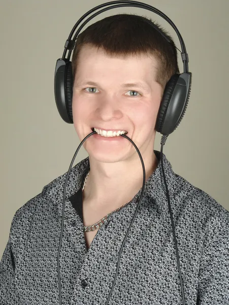 Νεαρός άνδρας με ακουστικά πορτρέτο — Φωτογραφία Αρχείου