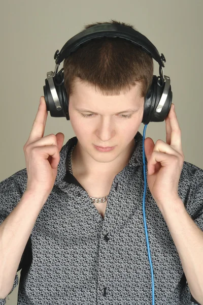 Homem ouvindo uma música em fones de ouvido — Fotografia de Stock
