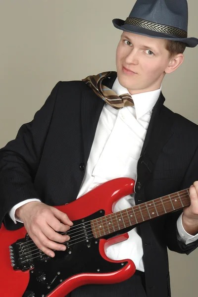 Geschäftsmann mit roter Gitarre im Hut — Stockfoto