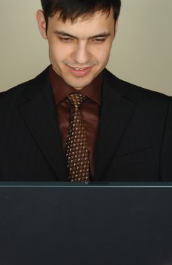 Bilgisayarlı genç adam