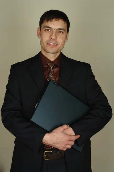 Joven sonriente hombre sosteniendo portátil — Foto de Stock