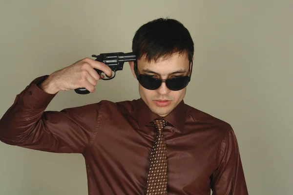 Mladý muž s pistolí pistolí — Stock fotografie