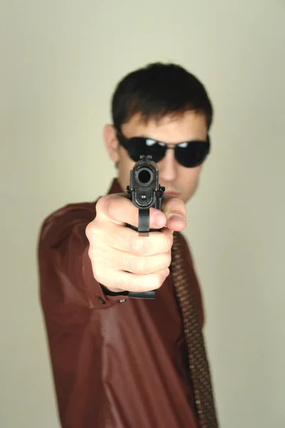 Agente secreto segurando arma — Fotografia de Stock