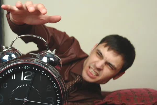 Homme en colère main et horloge — Photo