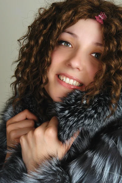 女性の毛皮のコートの肖像画 — ストック写真
