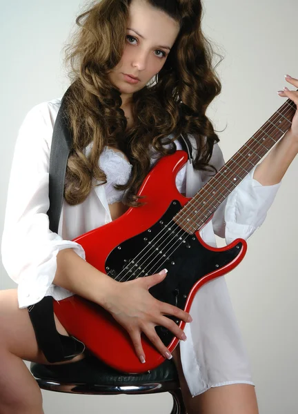 Žena v tričku mužů s červenou kytarou — Stock fotografie