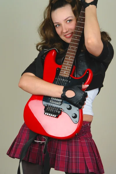 Žena zůstat s červenou electro guitar — Stock fotografie