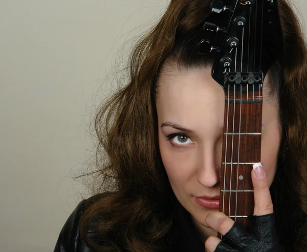 Perempuan dan gitar closeup potret — Stok Foto