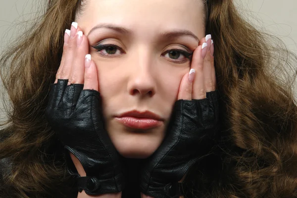 Retrato de cara de mujer con manos — Foto de Stock