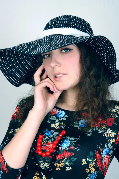 Jovem senhora em chapéu retrato de moda — Fotografia de Stock