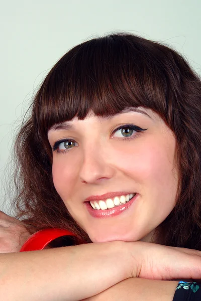 Closeup πορτρέτο της νεαρής γυναίκας χαμογελαστά — Φωτογραφία Αρχείου