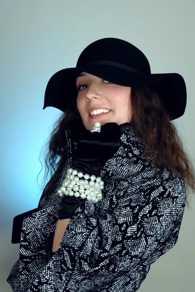 Kadın siyah şapka moda portre — Stok fotoğraf