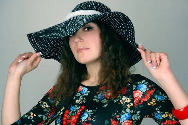 Piękna młoda kobieta w kapeluszu portret — Zdjęcie stockowe