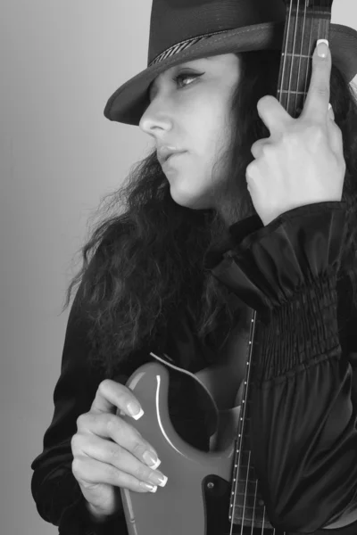 Žena v klobouku s kytarou bw — Stock fotografie