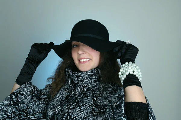 패션 모자에 있는 젊은 여자의 초상화 — 스톡 사진