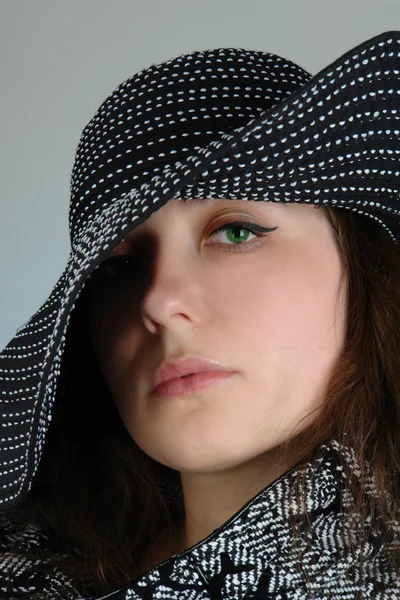 Närbild porträtt kvinna i svart hatt — Stockfoto