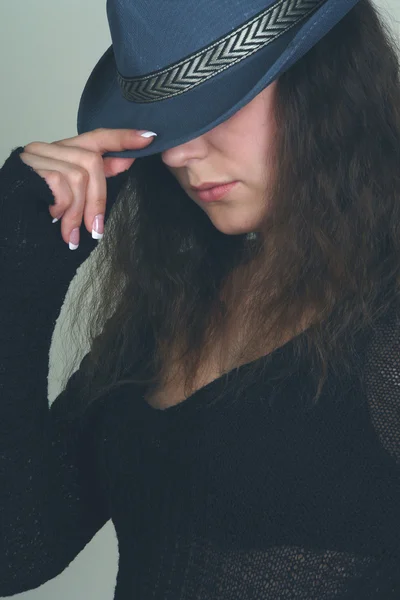 Сексуальная женщина в черной шляпе — стоковое фото