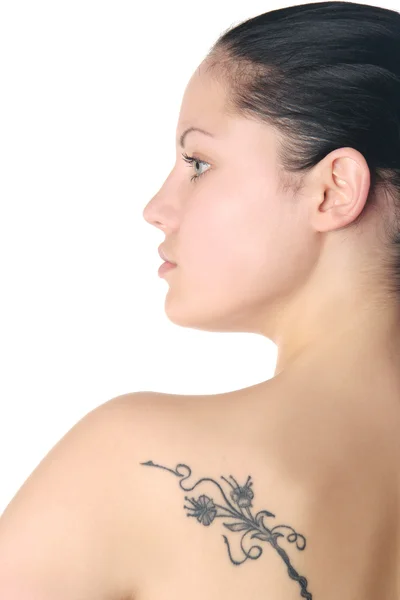 Женщина с крупным планом с татуировкой — стоковое фото