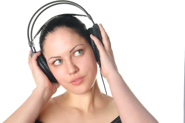 Jonge vrouw luisteren een muziek op een wit — Stockfoto