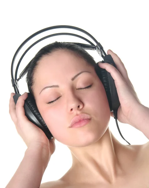 Mujer con los ojos cerrados escuchando un musi — Foto de Stock